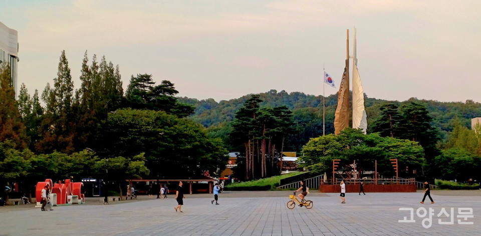 4일 저녁 6시30분 일산문화광장. 해가 기울자 비로소 광장을 가로질러 걷는 이들이 보인다.  