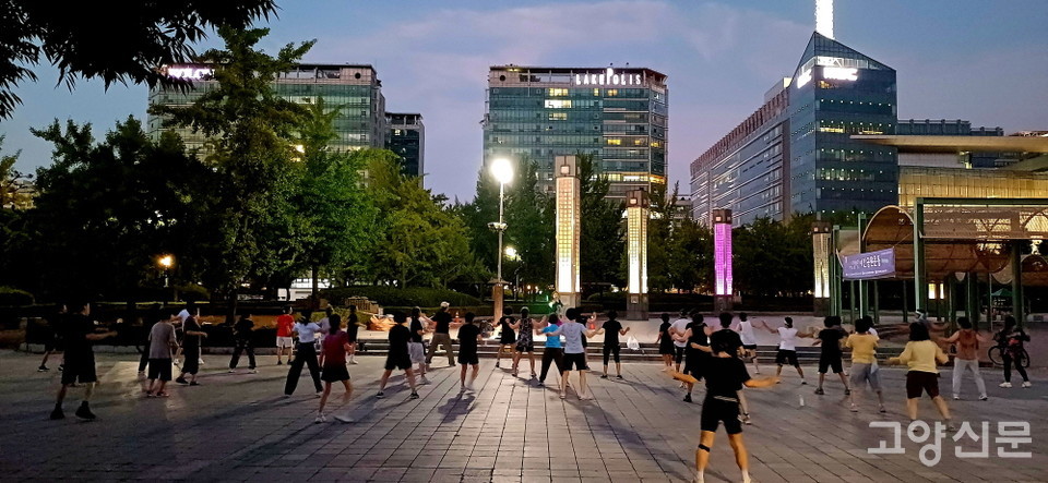 신나는 리듬에 맞춰 '달빛광장 공원운동'을 즐기는 이들. 