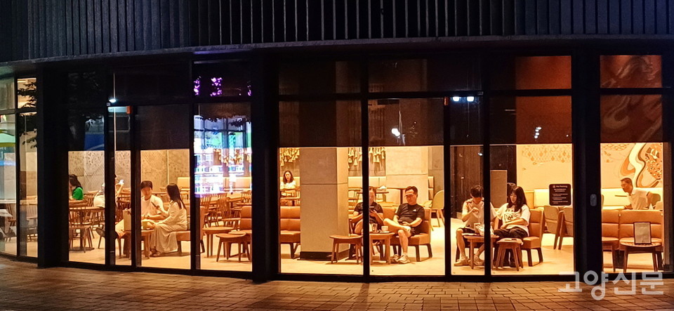해가 져도 실외로 나설 엄두가 안 나는 이들에게는 냉방이 잘 되는 카페가 천국이다. 