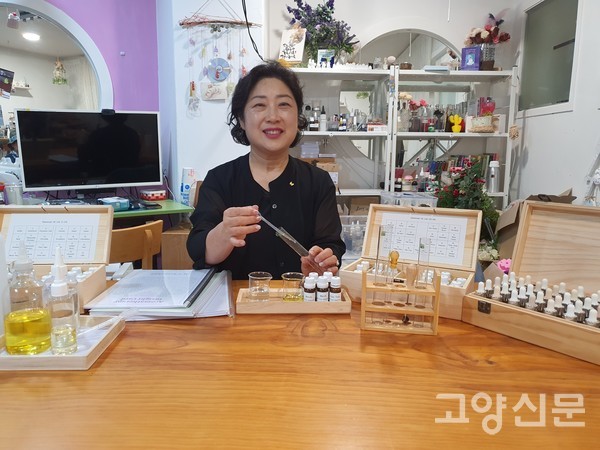 백승옥 대표는 천연 향에 대해 설명하고 있다.