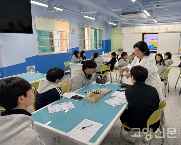 학생들에게 천연생활용품에 대해 교육하고 있는 백승옥 대표.