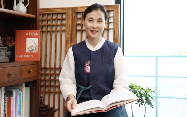 윤영실레시피 요리연구소의 윤영실 원장.  그가 만든 개성주악은 제23회 한국음식관광박람회 한국음식 전시경연 부문에서 대통령상인 대상을 받았다.