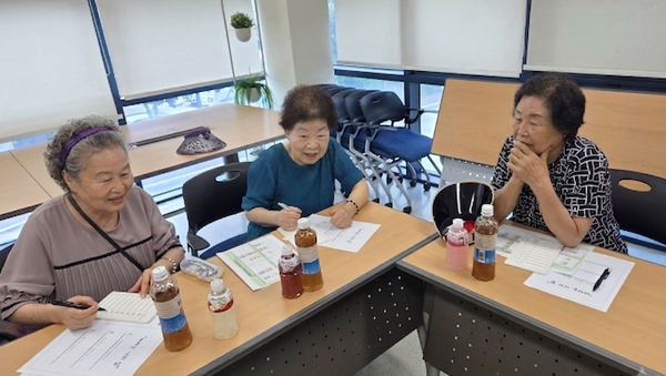 흰돌종합사회복지관이 ‘새록Ⅱ’ 프로그램에 참여한 지역 주민들.