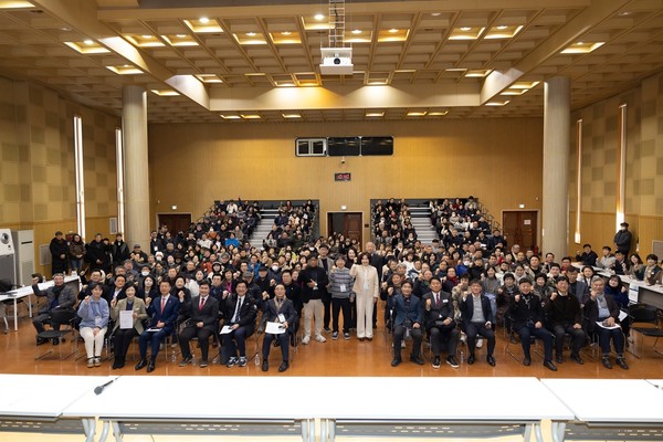 지난 1월 21일 덕양구청 대회의실에서 열린 법제화 토크 콘서트 전경. 당시 300여 명의 주민자치위원이 참석해 제도 개선을 촉구했다.
