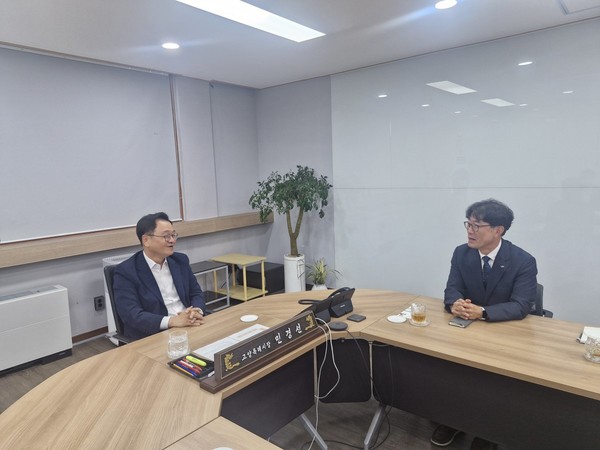 6일 민경선 고양시장(왼쪽)과 박정만 한국토지주택공사(LH) 고양사업본부장(오른쪽)이 창릉신도시 핵심 현안에 관해 논의하고 있다. 고양시 제공.