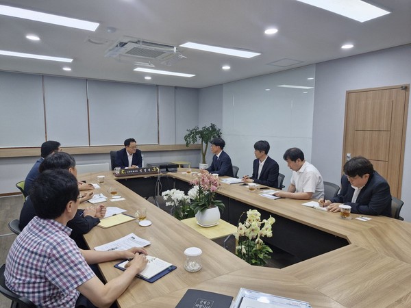 고양시와 LH 고양사업본부 관계자들이 창릉신도시 현안에 대해 논의하며 실무TF 구성과 정례회의 운영에 뜻을 모았다. 고양시 제공.
