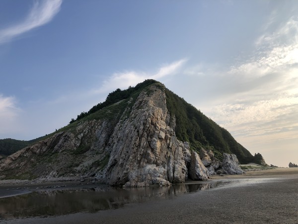 고정된 세계란 어디에도 없다. 멀리 바다부터 출렁출렁 흔들리며 대지와 산을 쉼없이 부추기고, 거기에 맞춰 어디로든 나아갈 수밖에 없는 게 인간의 운명이다.
