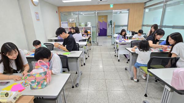 고양시원흥종합사회복지관이 여름 틈새 돌봄학교 ‘모이다, 여름편’을 운영하고 있다.