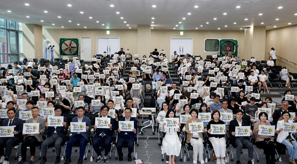 고양특례시학교운영위원협의회가 마련한 ‘2027 수시전략 입시박람회’가 고양시청 백석별관에서 열렸다.