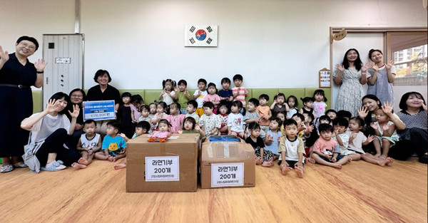 고양시립화정어린이집이 사랑나눔 바자회 수익금 전액과 라면을 화정2동에 기부했다.