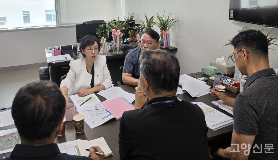 경기도의회 건설교통위에서 활동하는 김해련 의원이 건설국 업무보고를 받는 자리에서 사리현2교 존치를 제안했다.