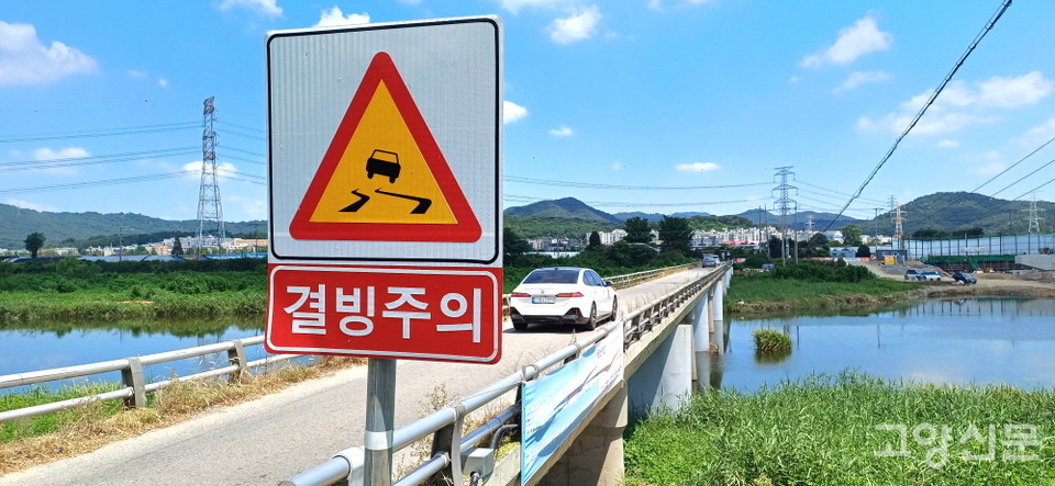 기존 사리현2교는 다리 폭이 협소해 마주오는 차량 교행이 불가능하다. 