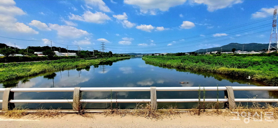 사리현2교에서 바라본 공릉천 전경.