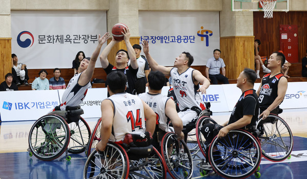 선수들은 공에서 끝까지 눈을 떼지 않는 집중력을 보여줬다. 