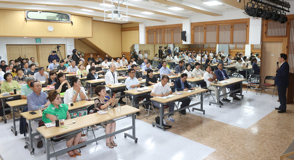 지난 8월 6일 고양문화원 강당에서 민경선 고양시장이 고양문화아카데미 최고위과정 제6기 수강생을 대상으로 특강을 하고 있다.  