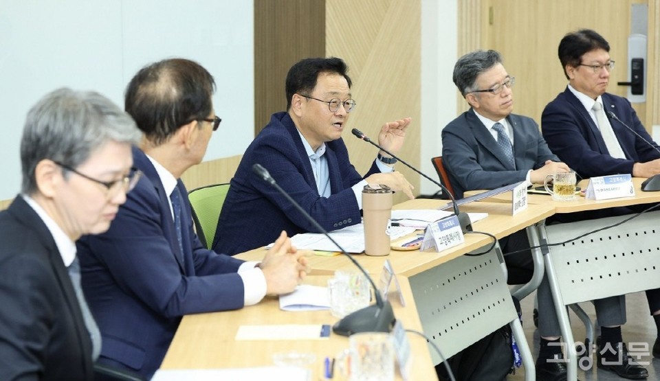 11일 생중계된 시정회의에서 민경선 시장(왼쪽에서 세 번째)이 3개 대학 총장, 국립암센터 원장과 의견을 나누고 있다. 고양시 제공