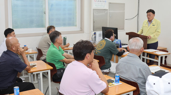 장순복 조합장이 농업현장의 안전을 강조하며 인사말을 전하고 있다.