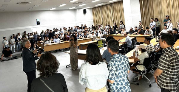 이바다 고양포럼 공동대표가 "산황산 명칭 문제를 포함해 차분히 토론해보자"며 중재에 나서고 있다.