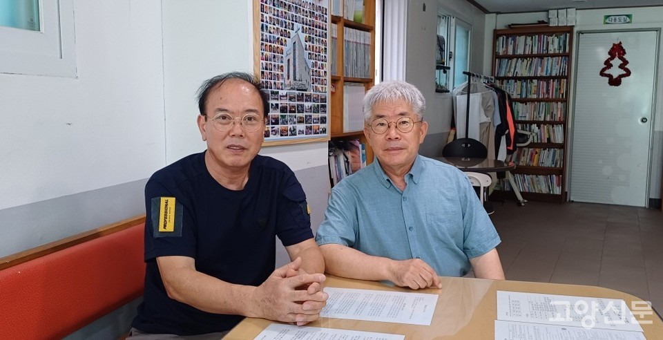 벌말교회에서 만난 강대석 목사(오른쪽)와 마을 주민 김완진씨. 