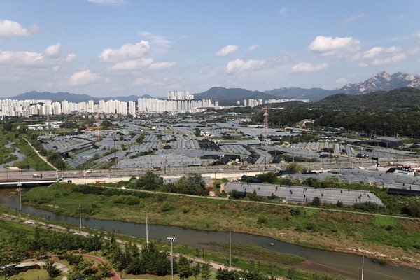고양시 덕양구 일대에 조성 중인 창릉 3기 신도시 사업지구 전경. 수색비행장 비행안전구역 해제로 고도제한이 풀리면서 스카이라인에 큰 변화가 예상된다.