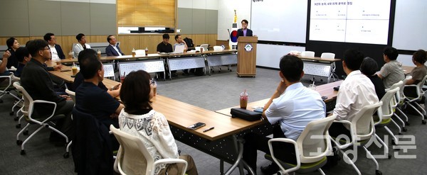 운영위원 워크숍에서 권구영 고양신문 대표가 참가자들에게 '고양경제포럼 시즌 2'에 대해 설명하고 있다.