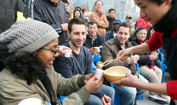 2010년 일산문화공원에서 열린 제8회 축제 당시 한 외국인 관람객이 시음에 참여하는 모습. 연합뉴스