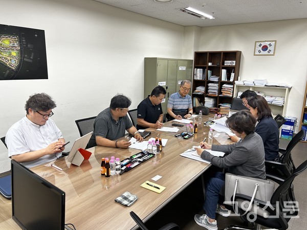 지난 11일 열린 향동지구 현안 간담회에서 향동연합회 대표진과 지역 시·도의원들이 지역 현안에 대해 논의하고 있다.