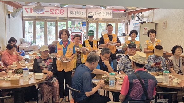 고양풍산동봉사회와 김민철 수제족발이 어르신들과 지역 아동들에게 맛있는 식사를 대접하고 있다. 정운란 제공