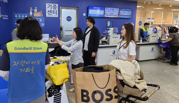 경기도시장상권진흥원 북부총괄센터가 ‘굿윌스토어’에서 기증품 분류와 창고 정리 등 봉사를 했다.