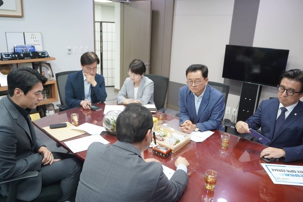 정책 건의서를 검토하며 세부 사항을 논의 중인 간담회 현장.