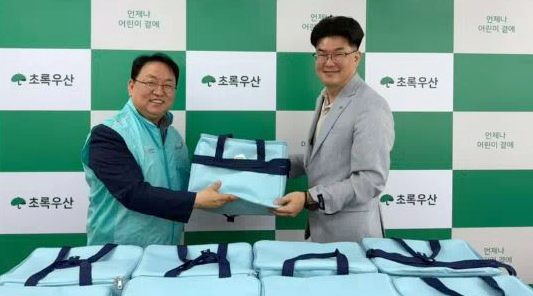 김성수 국민건강보험공단 고양일산지사장(왼쪽)이 초록우산 어린이재단 경기2지역본부에 육아용품을 전달하고 있다.
