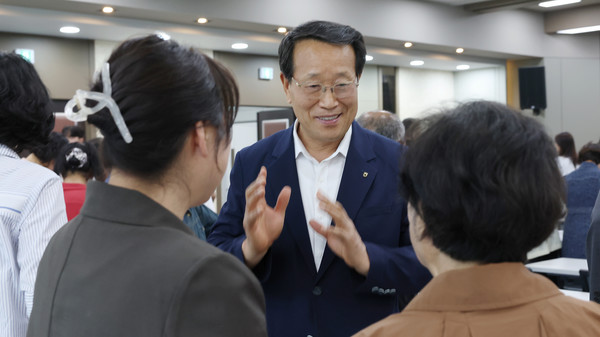 학자금 수여식 후 조합원들과 이야기를 나누는 유완식 조합장.