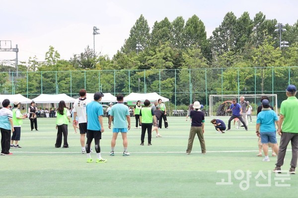 폭염을 피해 이른 아침부터 체육대회 경기에 임하고 있는 주민들의 모습.