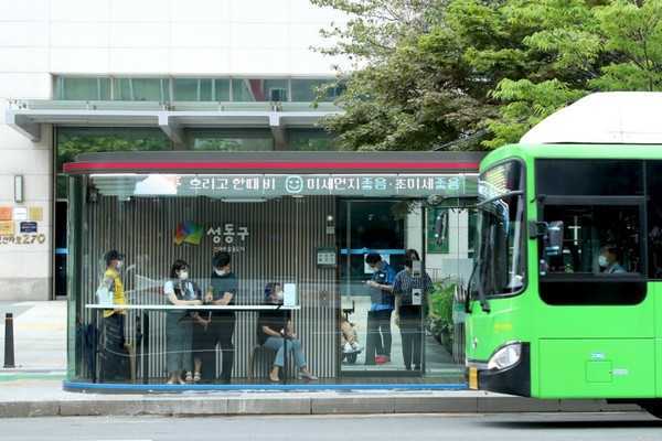 서울 성동구가 도입한 버스정류장 스마트 쉼터.