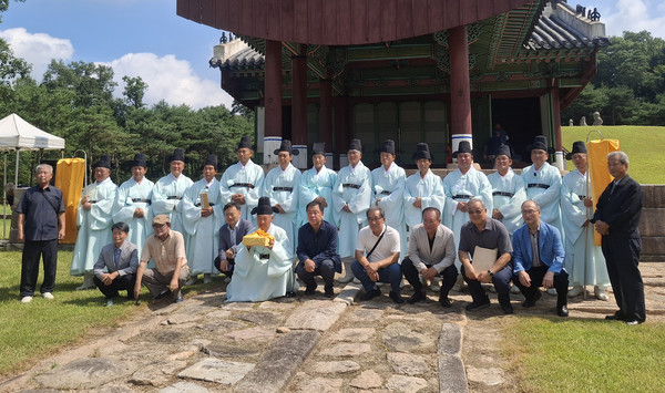 초헌관 이봉운 고양문화원장, 아헌관 부원군댁 반남박씨 소종중 심사위원, 종헌관 전주이씨대동종약원 경기도지원 부지원장을 비롯해 제집사로 참여한 종묘제례 이수자·전수자와 효릉봉향회 전례위원들이 봉행을 마친 뒤 함께 자리했다.