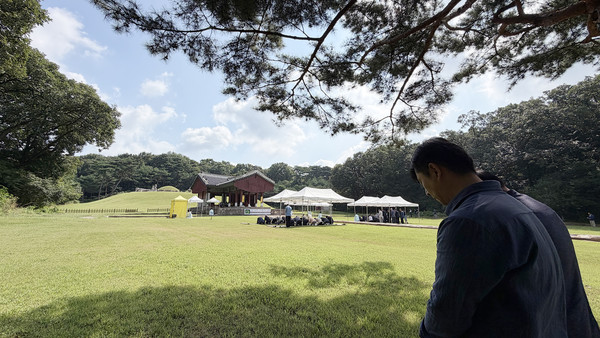  인종대왕 481주기와 인성왕후 449주기를 맞아 마련된 이번 제향에서 후대들이 고개숙여 제를 지내고 있다.