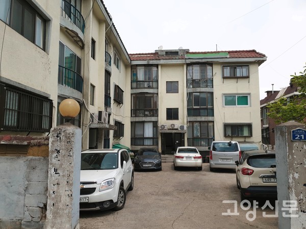 능곡3구역 내 노후화된 공동주택 전경. 재개발을 통해 주거 환경이 대폭 개선될 예정이다.