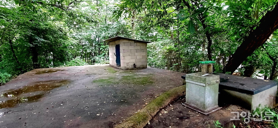 마을 주민들이 힘을 모아 1973년에 설치한 간이상수도 물탱크. 신도제일교회 뒷동산에 온전한 모습으로 보존돼 있다. 