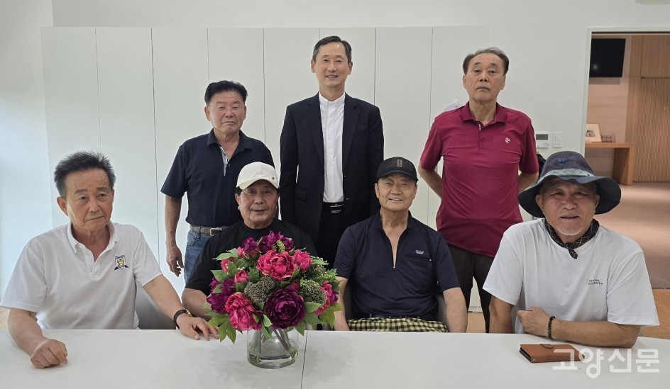 지축동 간이상수도사업소 임원과 옛 주민들이 신도제일교회(담임목사 유영종, 사진 뒷줄 가운데)와 손잡고 '지축동 옛 이웃 고향방문잔치'를 준비하고 있다.  