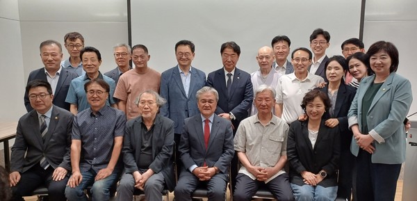 자리를 끝까지 지킨 참가자들이 포럼이 끝난 후 기념촬영을 했다.