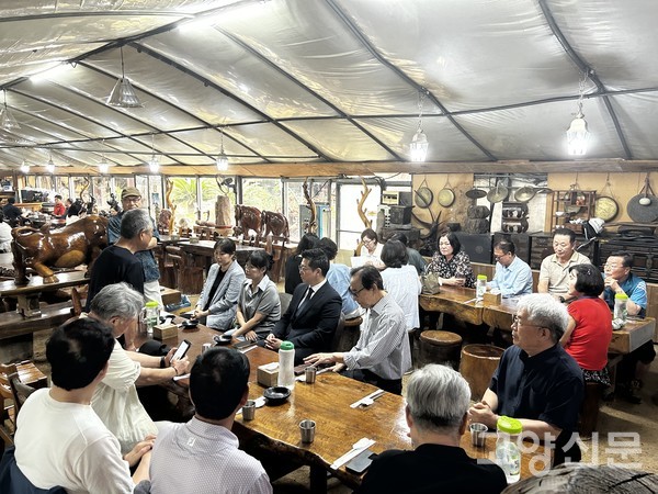 지난 14일 고양시 덕양구 화전 분재예술원에서 '화전사거리 도시개발 추진위원회 준비모임'이 열리고 있다.