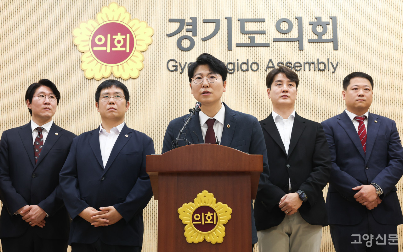 국민의힘 소속 경기도 31개 시·군 청년 기초의원과 경기도의원단이 추미애 지사의 삭감추경안에 반대하는 성명서를 발표했다. 