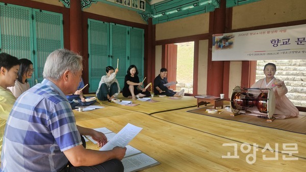 신월숙 명창의 지도로 참가자들이 경기소리를 배우고 있다.