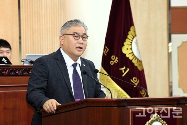 지난 21일 열린 고양시의회 제307회 임시회 본회의에서 문재호 의원이 시정질문을 하고 있다. 