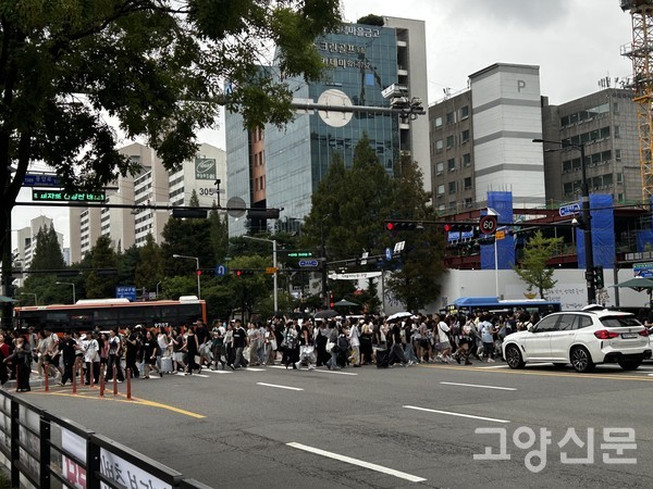 공연 시간이 임박해지자 고양종합운동장 사거리 인근 횡단보도에 수많은 인파가 몰렸다.  박상준 기자