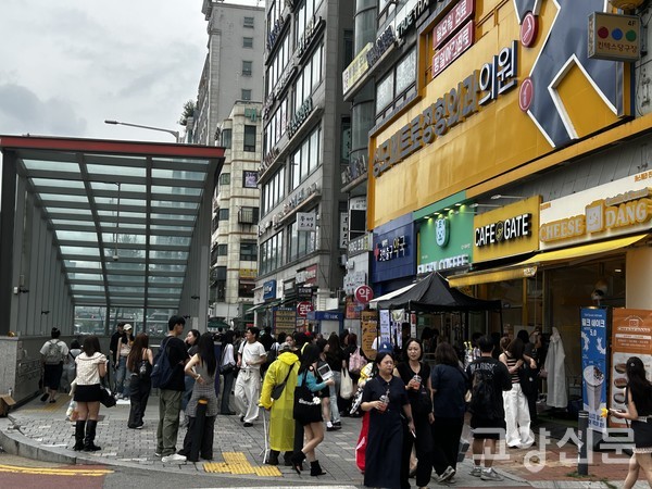 대화역 인근 상업 시설 밀집 지역이 공연을 관람하러 온 팬들로 북적이고 있다. 박상준 기자