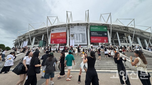 빅뱅 월드투어 콘서트 첫날인 21일 고양종합운동장에 국내외 팬들이 몰려들고 있다. 최해성 기자