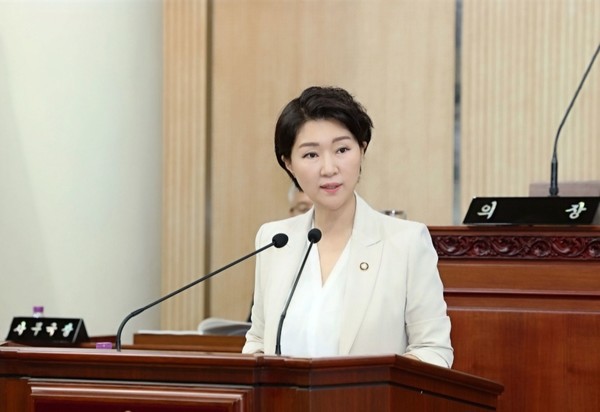 21일 열린 제307회 고양시의회 임시회 본회의에서 손동숙 의원(국민의힘)이 시정질문을 통해 밤가시공원 지하주차장 조성을 촉구하고 있다. 고양시의회 제공
