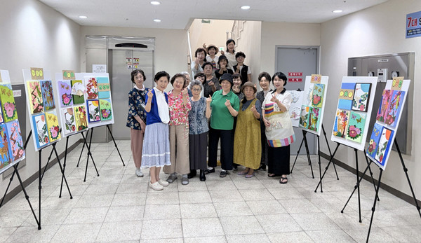 삼송2동 지역사회보장협의체가 65세 이상 어르신들이 그린 민화로 ‘인생은 아름다워’ 전시회를 열었다.