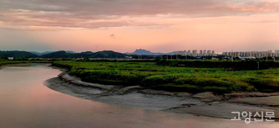 멀리 보이는 북한산의 실루엣. 
